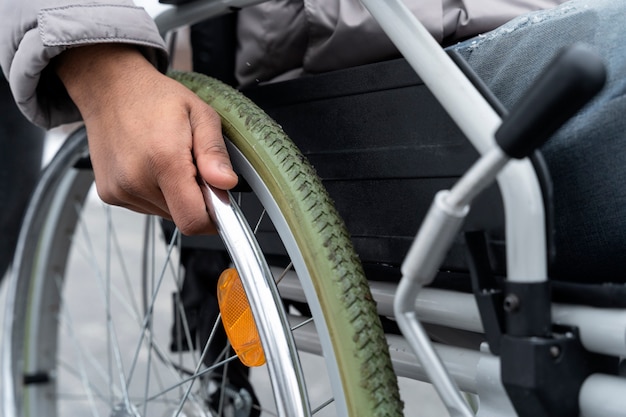 Primo piano sulla sedia a rotelle della persona disabile