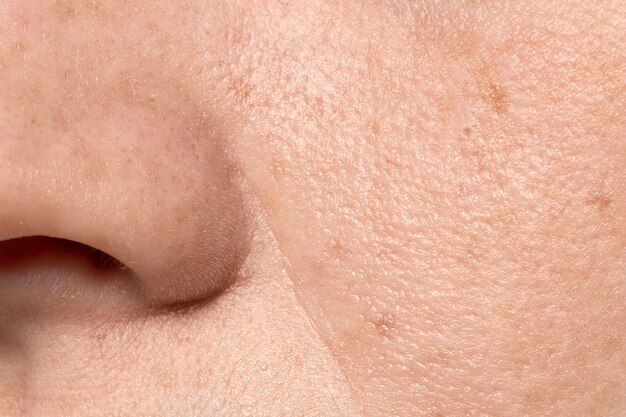 Primo piano sulla texture dei pori del viso