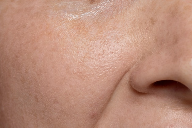 Primo piano sulla texture dei pori del viso