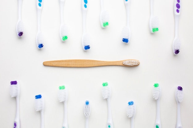Primo piano sulle alternative sostenibili allo spazzolino da denti
