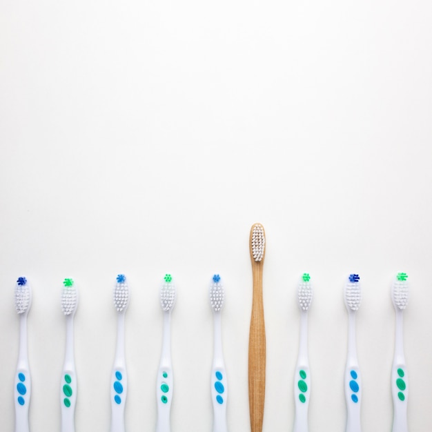 Primo piano sulle alternative sostenibili allo spazzolino da denti