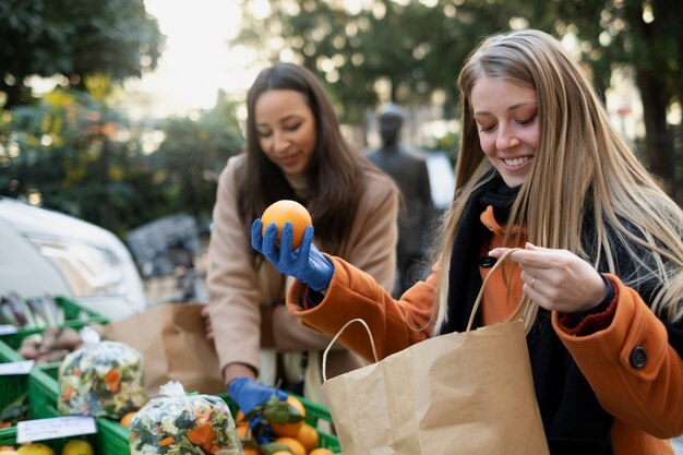 Primo piano sulle giovani donne che fanno generi alimentari