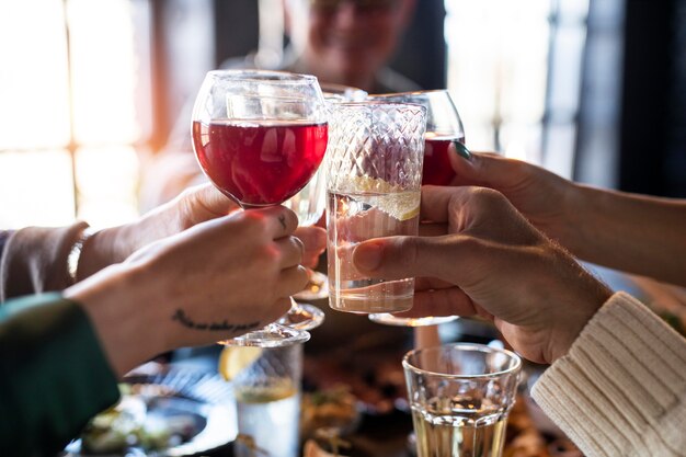 Primo piano sulle mani che incoraggiano i drink