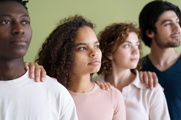 Primo piano sulle persone che diventano più forti insieme