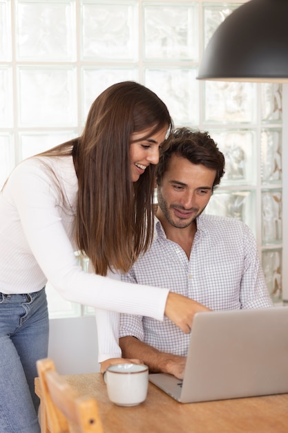 Primo piano sulle persone che lavorano da casa