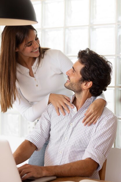 Primo piano sulle persone che lavorano da casa