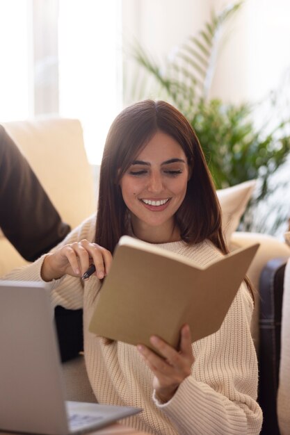 Primo piano sulle persone che lavorano da casa