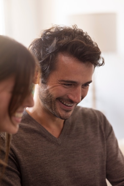 Primo piano sulle persone che lavorano da casa