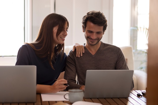 Primo piano sulle persone che lavorano da casa