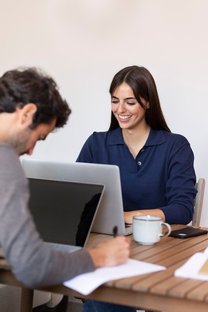 Primo piano sulle persone che lavorano da casa