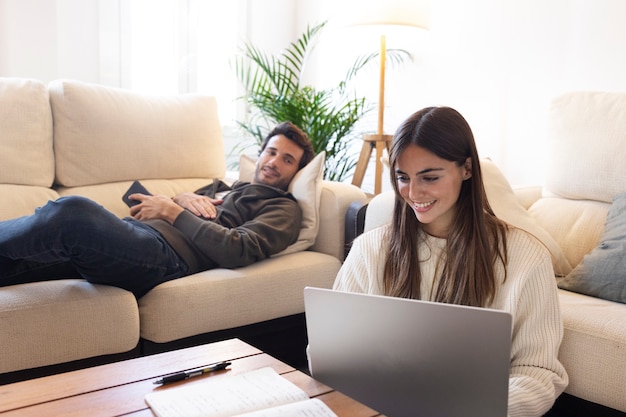 Primo piano sulle persone che lavorano da casa