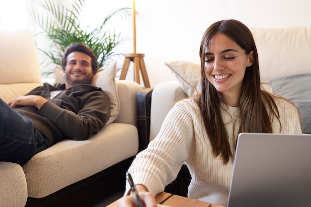 Primo piano sulle persone che lavorano da casa