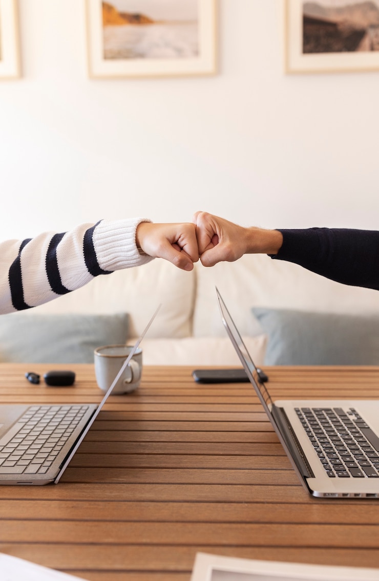 Foto gratuito primo piano sulle persone che lavorano da casa