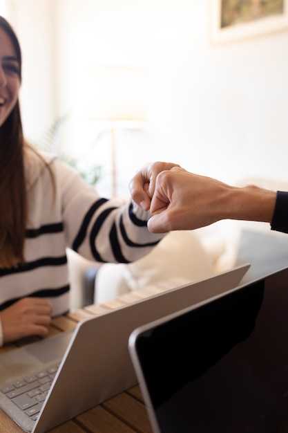 Primo piano sulle persone che lavorano da casa