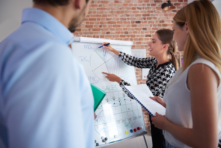 Foto gratuito primo piano sulle persone che lavorano in ufficio