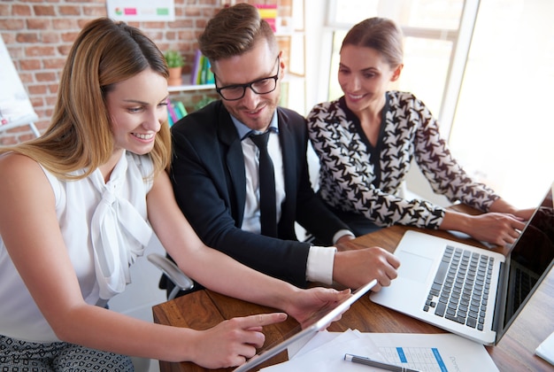 Primo piano sulle persone che lavorano in ufficio