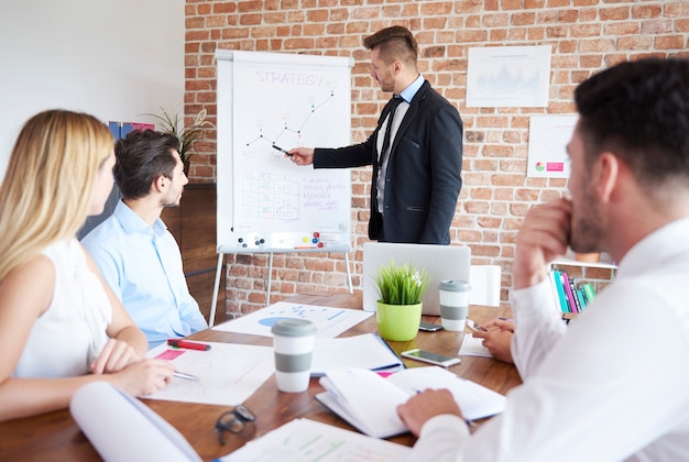 Primo piano sulle persone che lavorano in ufficio