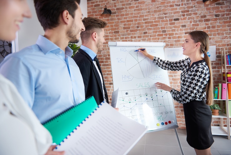 Foto gratuito primo piano sulle persone che lavorano in ufficio