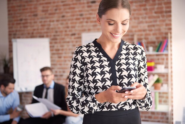 Primo piano sulle persone che lavorano in ufficio