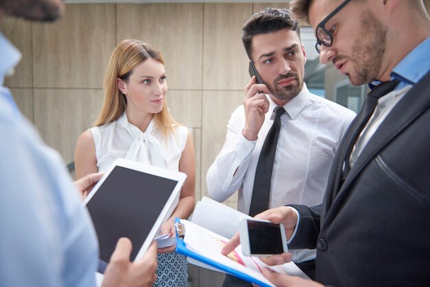 Primo piano sulle persone che lavorano in ufficio