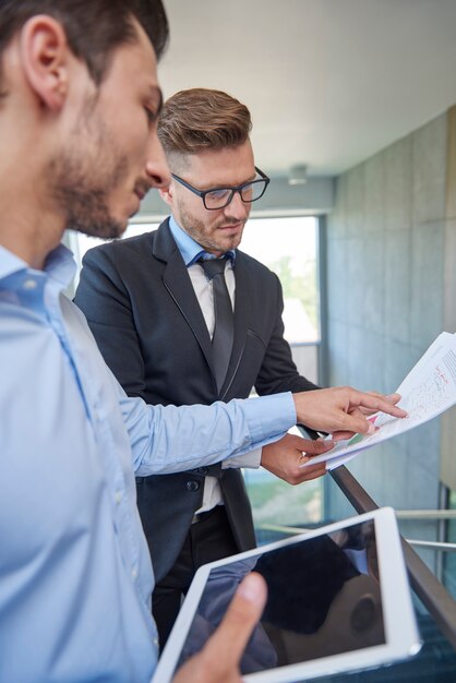 Primo piano sulle persone che lavorano in ufficio