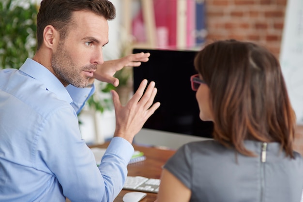 Primo piano sulle persone che lavorano in ufficio