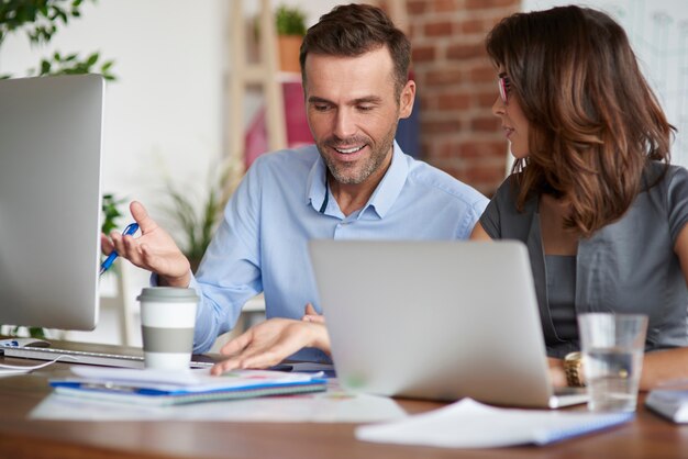 Primo piano sulle persone che lavorano in ufficio