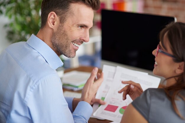 Primo piano sulle persone che lavorano in ufficio