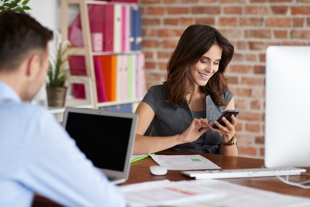 Primo piano sulle persone che lavorano in ufficio