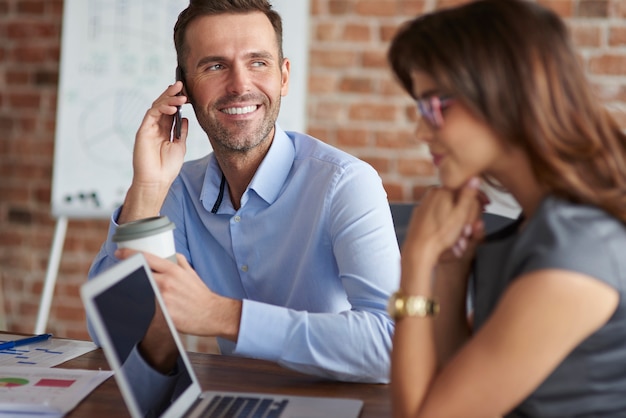 Primo piano sulle persone che lavorano in ufficio