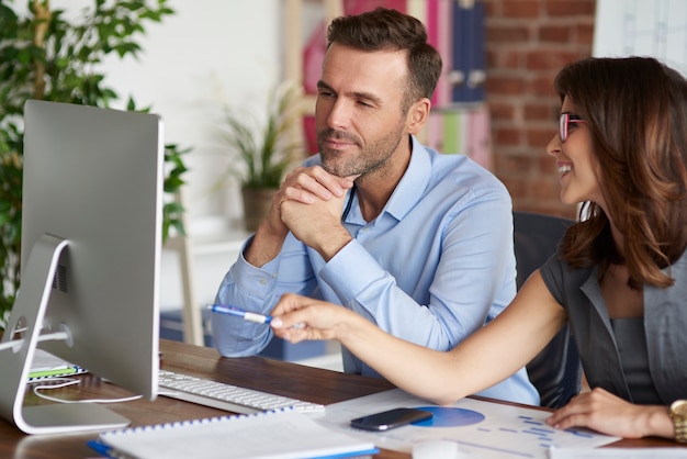 Primo piano sulle persone che lavorano in ufficio