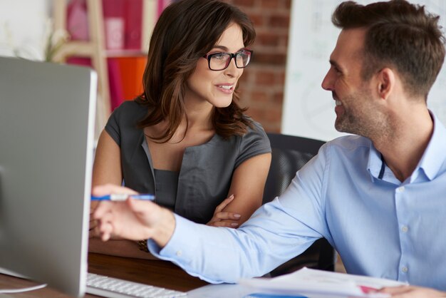 Primo piano sulle persone che lavorano in ufficio