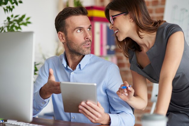 Primo piano sulle persone che lavorano in ufficio