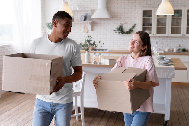 Primo piano sulle persone che mettono a proprio agio la casa