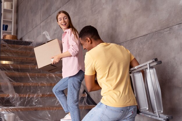 Primo piano sulle persone che mettono a proprio agio la casa