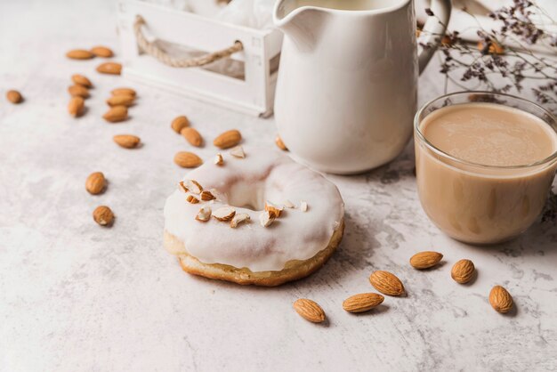 Primo piano tazza di caffè con ciambella