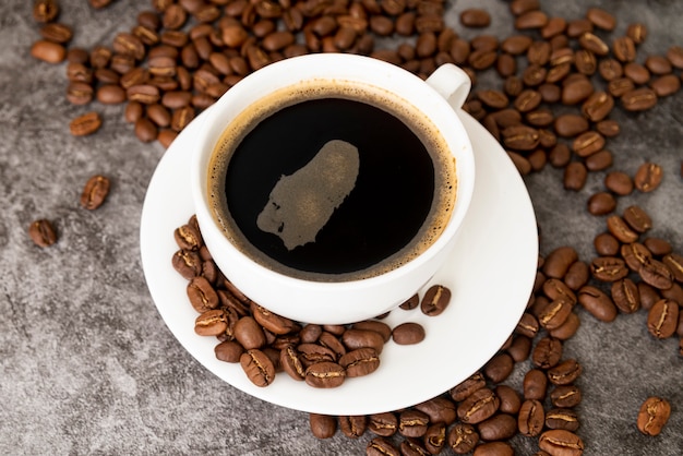 Primo piano tazza di caffè con fagioli