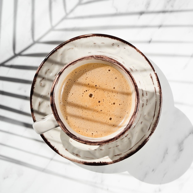 Primo piano tazza di caffè e ombre