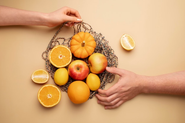 Primo piano tenendo il cibo in mano