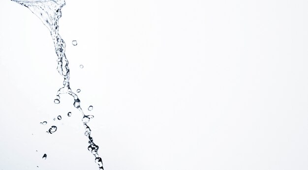 Primo piano trasparente di forma liquida su fondo leggero con lo spazio della copia