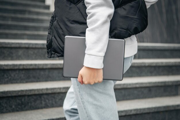 Primo piano una donna sta usando un tablet all'esterno