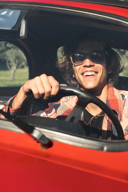 Primo piano uomo alla guida di un'auto