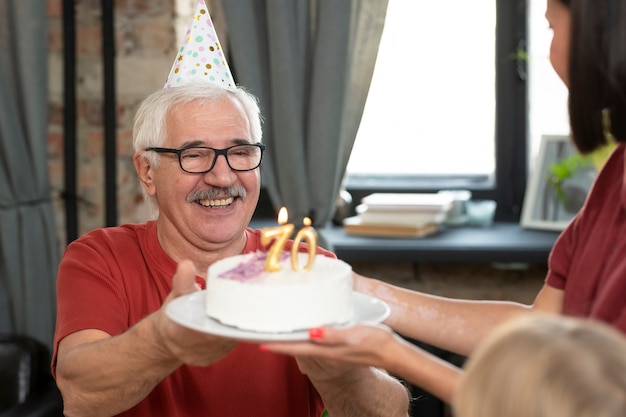 Primo piano uomo anziano con torta