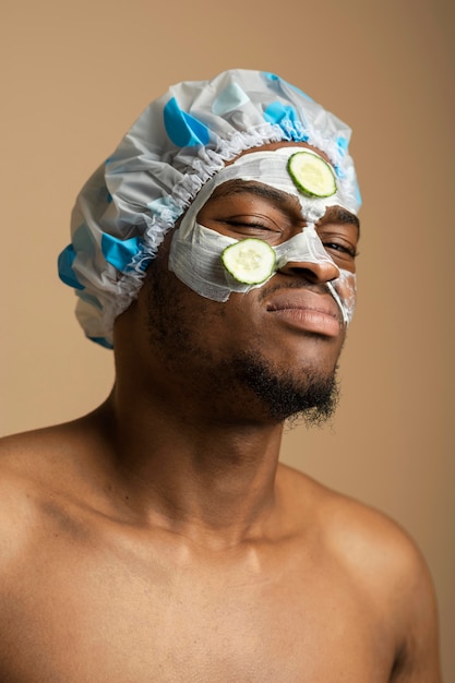 Primo piano uomo che indossa una maschera facciale