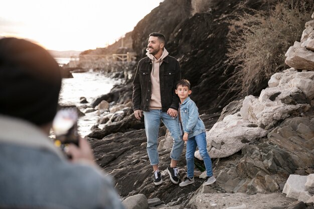 Primo piano uomo che scatta foto di famiglia