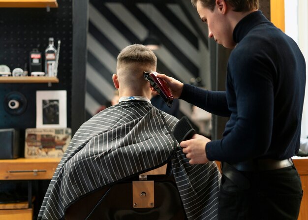 Primo piano uomo che si taglia i capelli