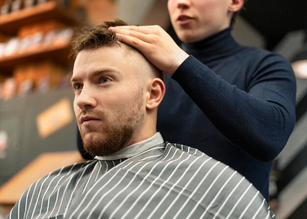 Primo piano uomo che si taglia i capelli