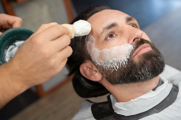 Primo piano uomo con crema da barba