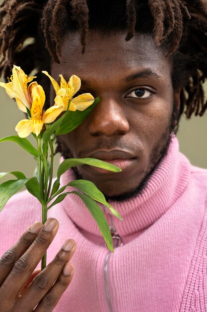 Primo piano uomo con fiore