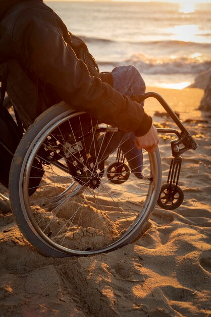 Primo piano uomo disabile in spiaggia